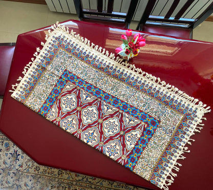 Termeh-Tischdecke (100 x 100 cm) – Ghalamkar Baumwolle | Boho Hausdekoration – Handbedruckt & Handgewebt – Granatrote Mosaikblüte