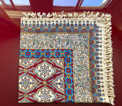 Termeh-Tischdecke (100 x 100 cm) – Ghalamkar Baumwolle | Boho Hausdekoration – Handbedruckt & Handgewebt – Granatrote Mosaikblüte