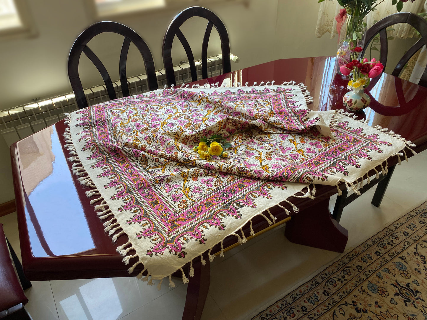 Termeh-Tischdecke (100 x 100 cm) – Ghalamkar Baumwolle | Boho Hausdekoration – Handbedruckt & Handgewebt – Rosé Flora