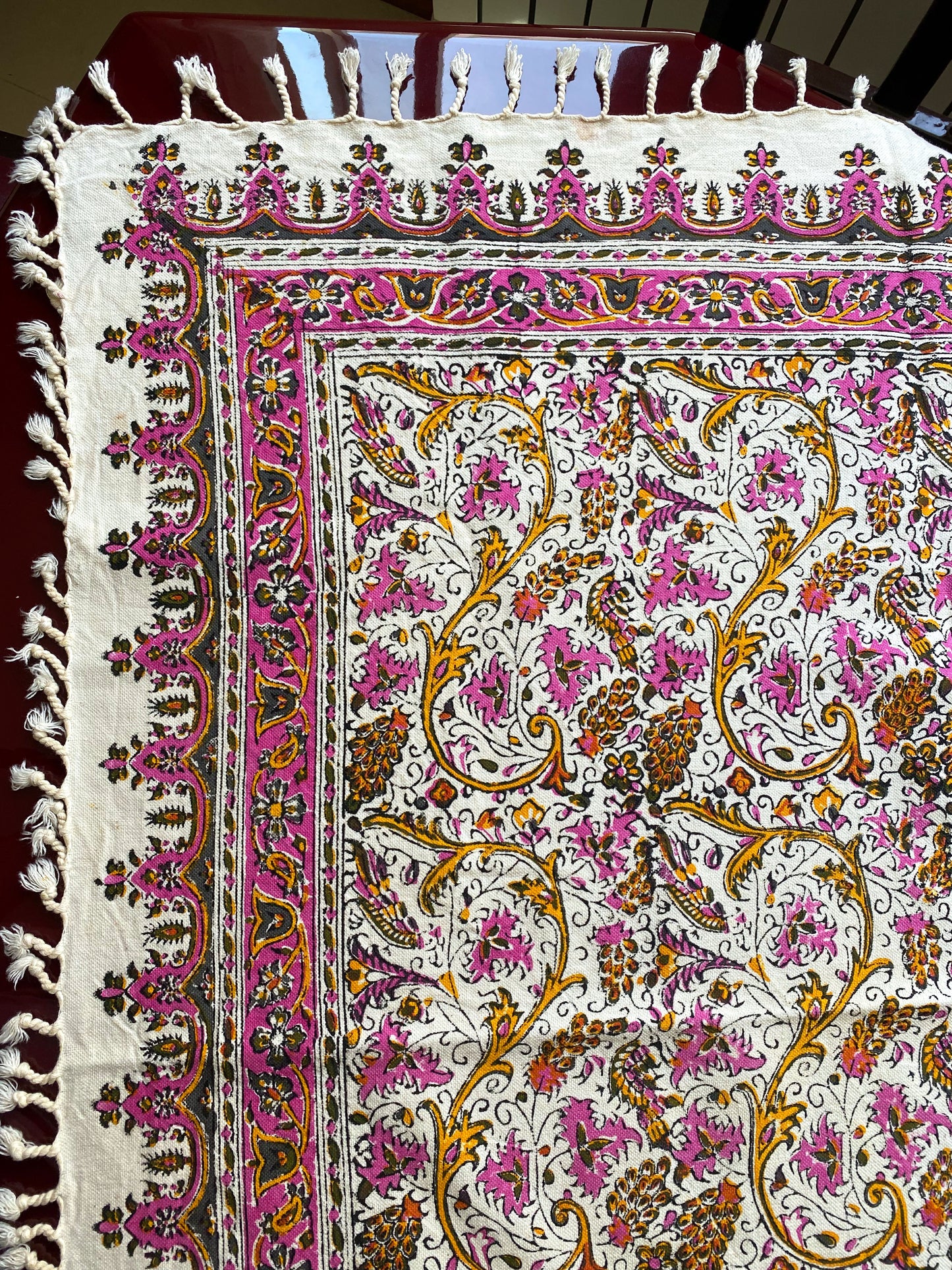 Termeh-Tischdecke (100 x 100 cm) – Ghalamkar Baumwolle | Boho Hausdekoration – Handbedruckt & Handgewebt – Rosé Flora