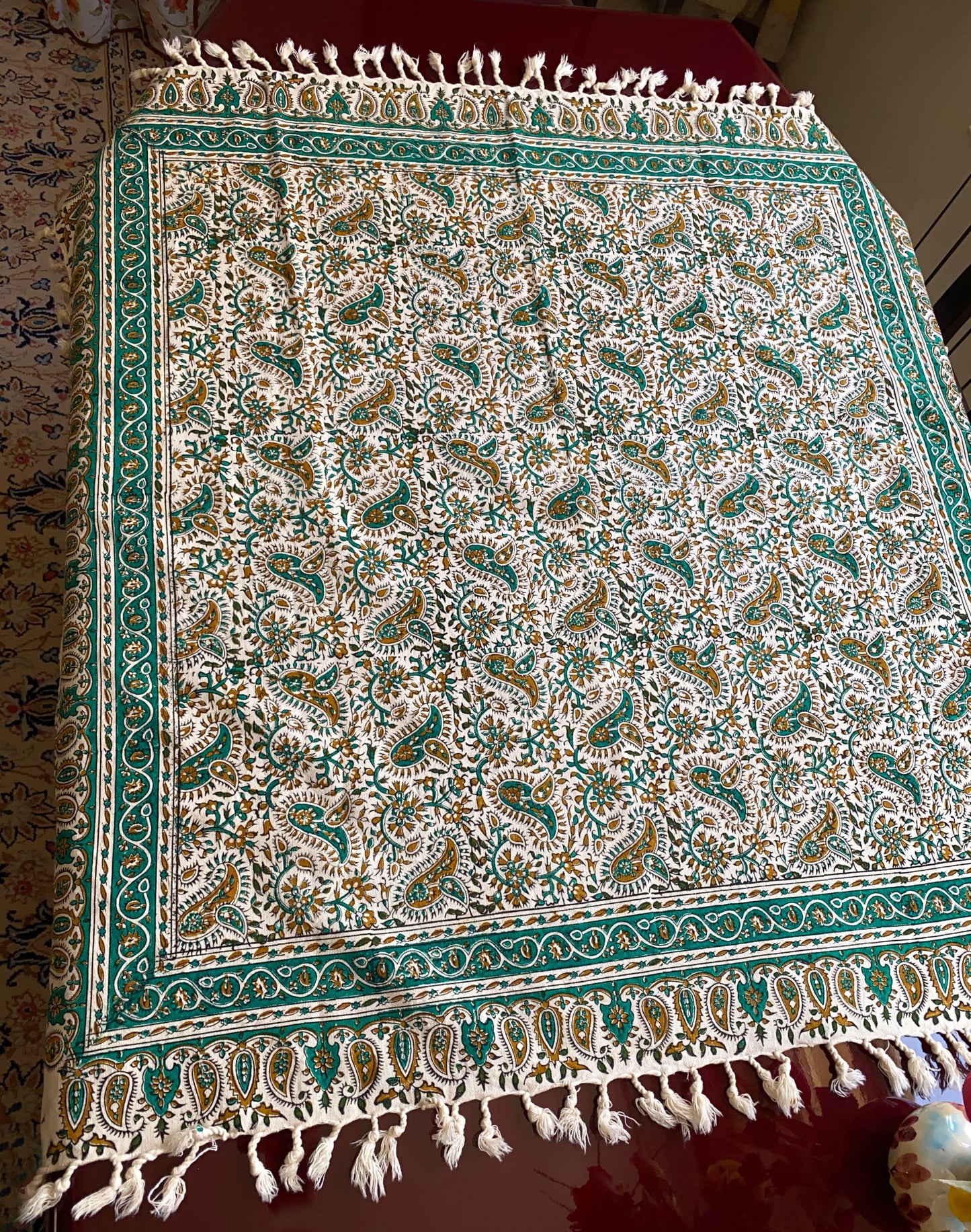 Termeh-Tischdecke (100 x 100 cm) – Ghalamkar Baumwolle | Boho Hausdekoration – Handbedruckt & Handgewebt – Smaragd-Paisley