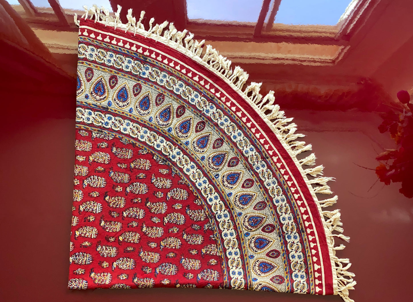 Termeh-Tischdecke (Durchmesser ca. 110 cm) – Ghalamkar Baumwolle | Boho Hausdekoration – Handbedruckt & Handgewebt – Runder Tropfenzauber