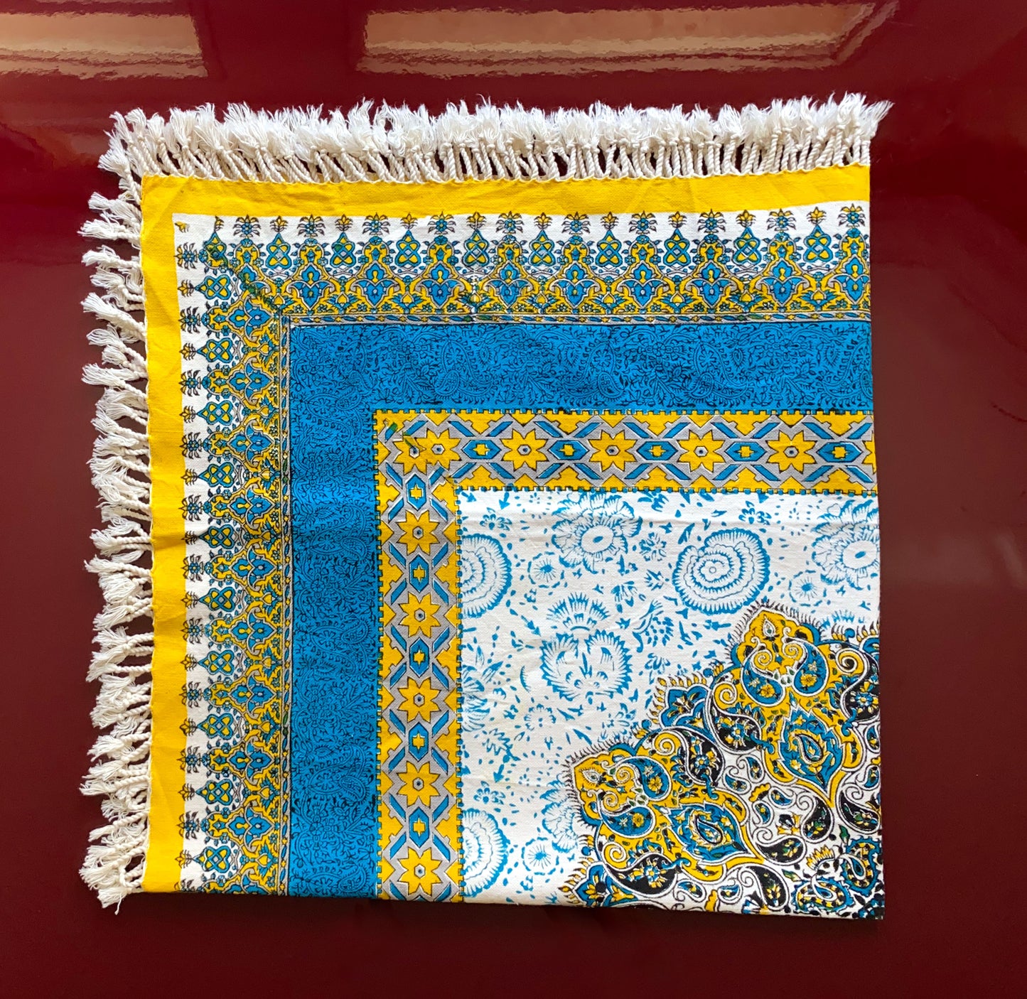 Termeh-Tischdecke (100 x 100 cm) – Ghalamkar Baumwolle | Boho Hausdekoration – Handbedruckt & Handgewebt – Blauer Sonnenstern