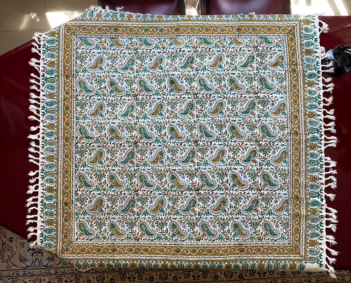 Termeh-Tischdecke (100 x 100 cm) – Ghalamkar Baumwolle | Boho Hausdekoration – Handbedruckt & Handgewebt – Goldene Boteh-Tradition