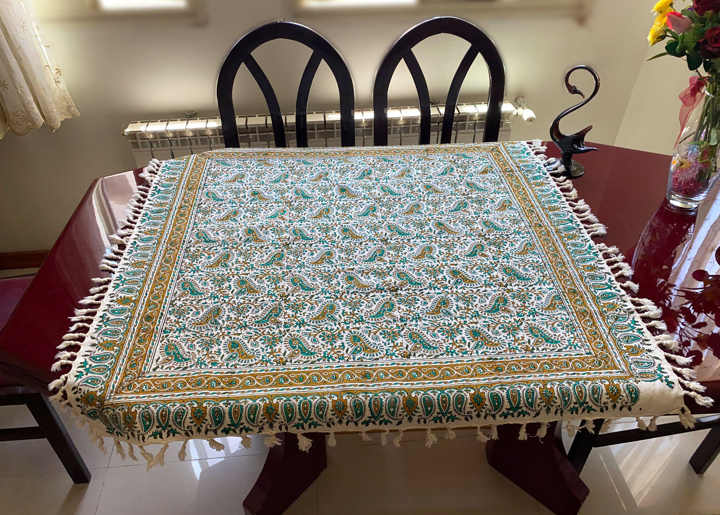 Termeh-Tischdecke (100 x 100 cm) – Ghalamkar Baumwolle | Boho Hausdekoration – Handbedruckt & Handgewebt – Goldene Boteh-Tradition