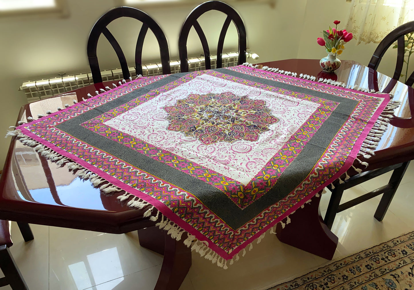 Termeh-Tischdecke (100 x 100 cm) – Ghalamkar Baumwolle | Boho Hausdekoration – Handbedruckt & Handgewebt – Rosenblüte in Anthrazit