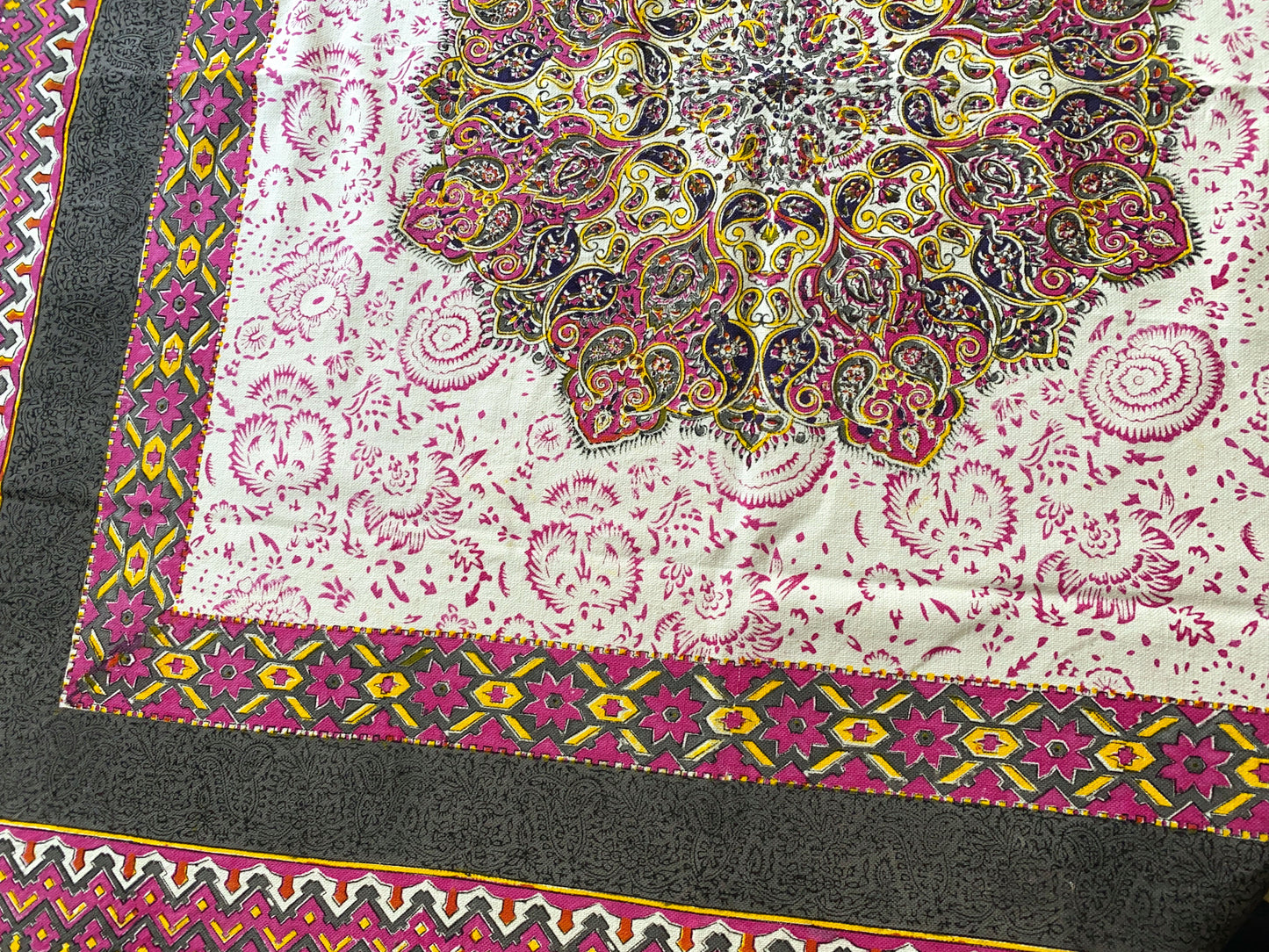 Termeh-Tischdecke (100 x 100 cm) – Ghalamkar Baumwolle | Boho Hausdekoration – Handbedruckt & Handgewebt – Rosenblüte in Anthrazit