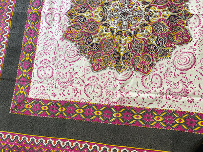 Termeh-Tischdecke (100 x 100 cm) – Ghalamkar Baumwolle | Boho Hausdekoration – Handbedruckt & Handgewebt – Rosenblüte in Anthrazit