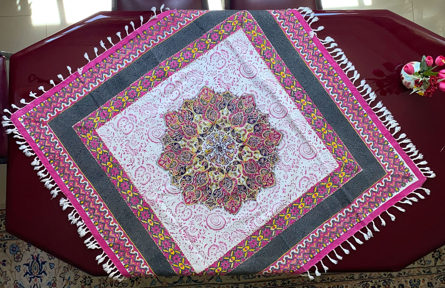 Termeh-Tischdecke (100 x 100 cm) – Ghalamkar Baumwolle | Boho Hausdekoration – Handbedruckt & Handgewebt – Rosenblüte in Anthrazit