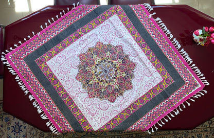 Termeh-Tischdecke (100 x 100 cm) – Ghalamkar Baumwolle | Boho Hausdekoration – Handbedruckt & Handgewebt – Rosenblüte in Anthrazit