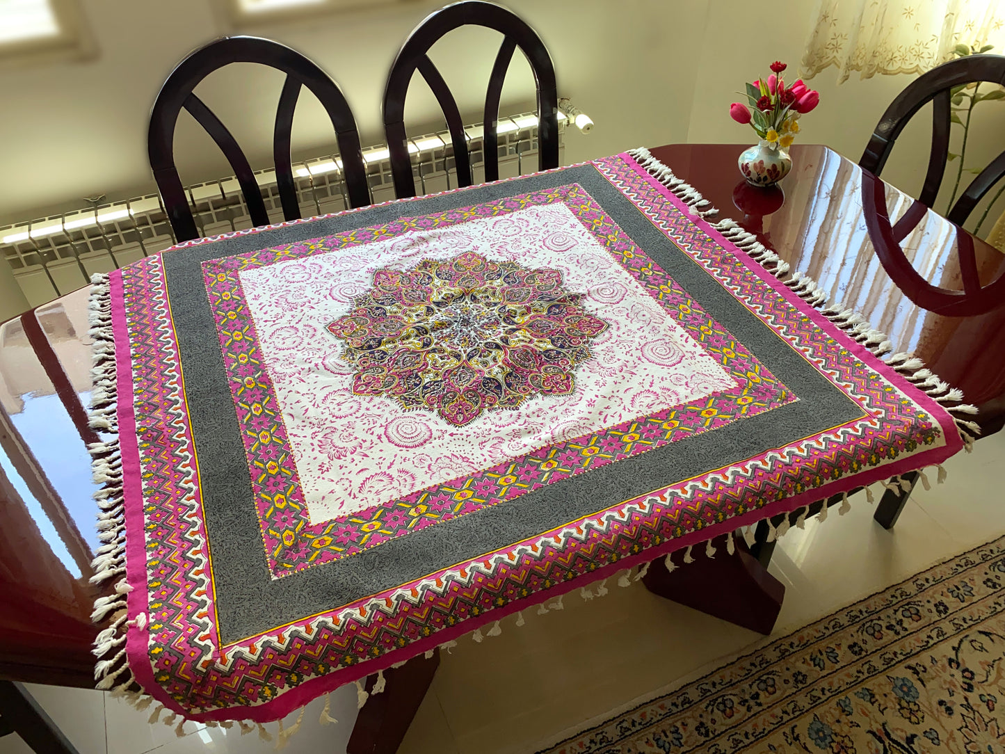 Termeh-Tischdecke (100 x 100 cm) – Ghalamkar Baumwolle | Boho Hausdekoration – Handbedruckt & Handgewebt – Rosenblüte in Anthrazit