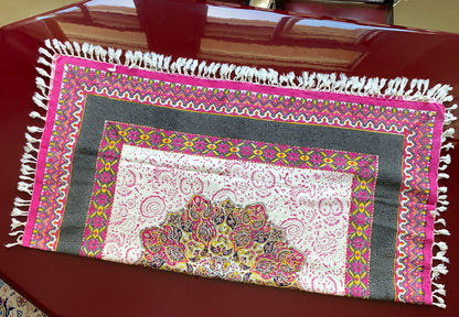 Termeh-Tischdecke (100 x 100 cm) – Ghalamkar Baumwolle | Boho Hausdekoration – Handbedruckt & Handgewebt – Rosenblüte in Anthrazit