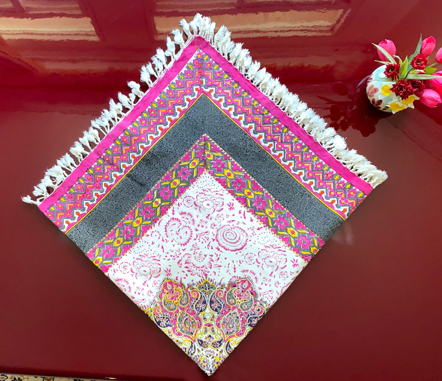 Termeh-Tischdecke (100 x 100 cm) – Ghalamkar Baumwolle | Boho Hausdekoration – Handbedruckt & Handgewebt – Rosenblüte in Anthrazit