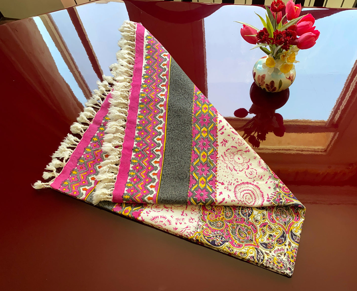 Termeh-Tischdecke (100 x 100 cm) – Ghalamkar Baumwolle | Boho Hausdekoration – Handbedruckt & Handgewebt – Rosenblüte in Anthrazit