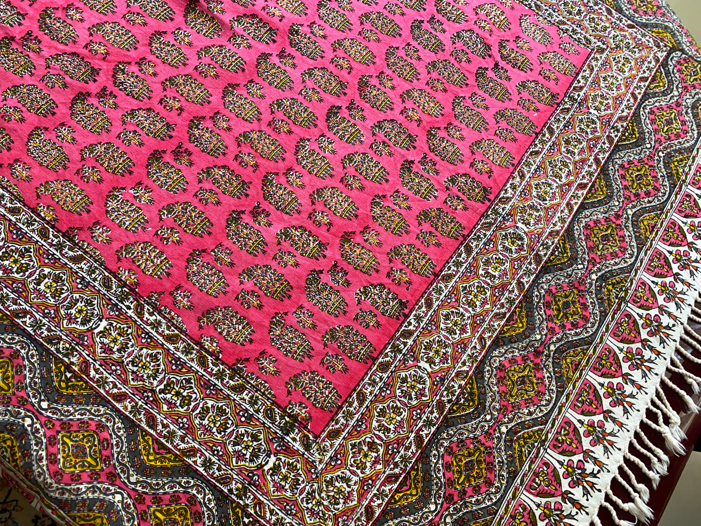 Termeh-Tischdecke (150 x 100 cm) – Ghalamkar Baumwolle | Boho Hausdekoration – Handbedruckt & Handgewebt – Pinke Lebensbäume