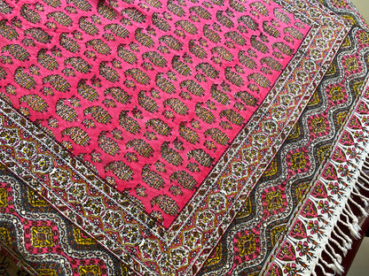 Termeh-Tischdecke (150 x 100 cm) – Ghalamkar Baumwolle | Boho Hausdekoration – Handbedruckt & Handgewebt – Pinke Lebensbäume