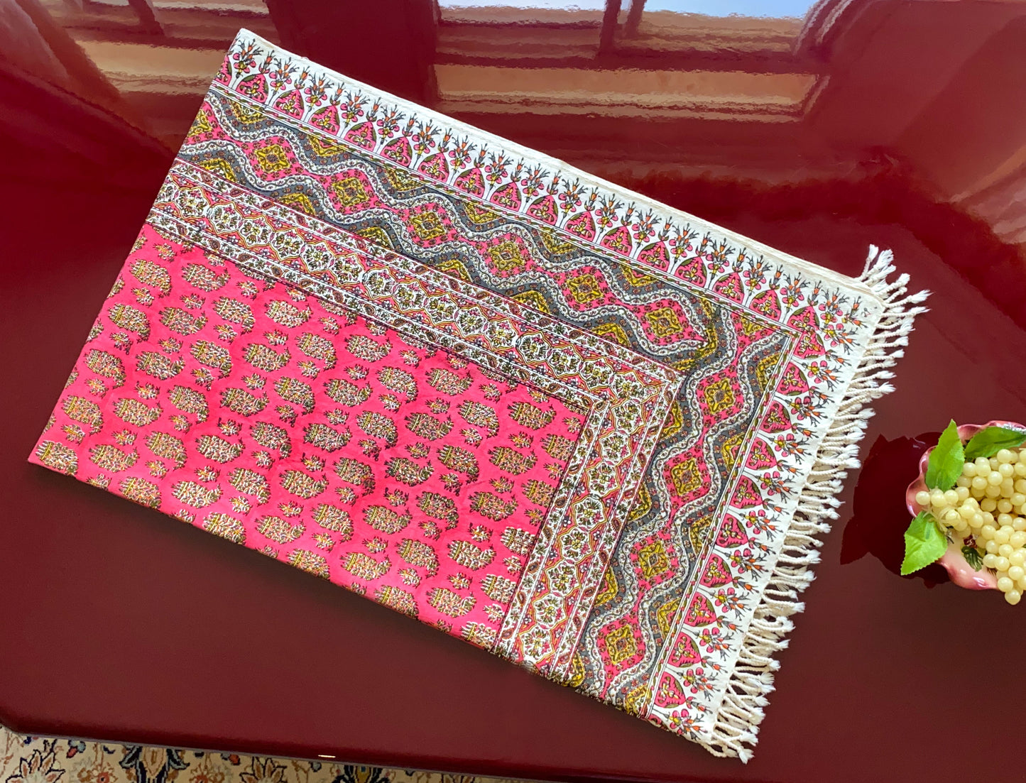 Termeh-Tischdecke (150 x 100 cm) – Ghalamkar Baumwolle | Boho Hausdekoration – Handbedruckt & Handgewebt – Pinke Lebensbäume