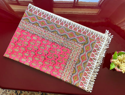 Termeh-Tischdecke (150 x 100 cm) – Ghalamkar Baumwolle | Boho Hausdekoration – Handbedruckt & Handgewebt – Pinke Lebensbäume