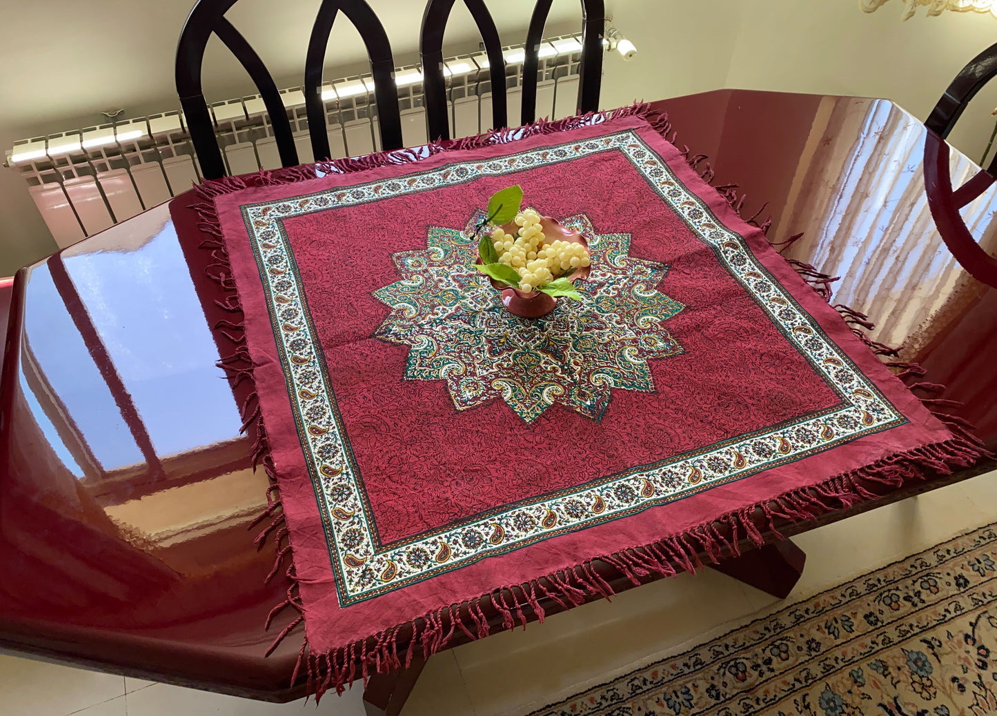 Termeh-Tischdecke (80 x 80 cm) – Ghalamkar Baumwolle | Boho Hausdekoration – Handbedruckt & Handgewebt – Rubinroter Zierstern