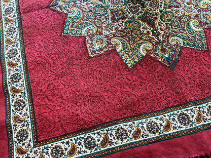 Termeh-Tischdecke (80 x 80 cm) – Ghalamkar Baumwolle | Boho Hausdekoration – Handbedruckt & Handgewebt – Rubinroter Zierstern