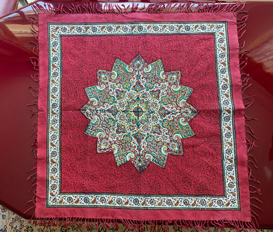 Termeh-Tischdecke (80 x 80 cm) – Ghalamkar Baumwolle | Boho Hausdekoration – Handbedruckt & Handgewebt – Rubinroter Zierstern