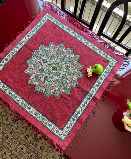 Termeh-Tischdecke (80 x 80 cm) – Ghalamkar Baumwolle | Boho Hausdekoration – Handbedruckt & Handgewebt – Rubinroter Zierstern