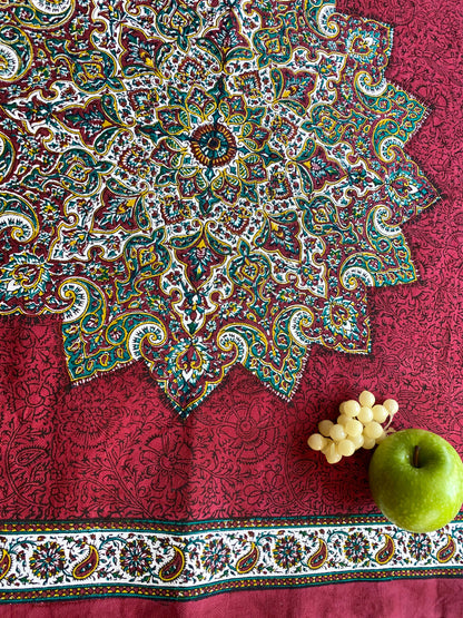 Termeh-Tischdecke (80 x 80 cm) – Ghalamkar Baumwolle | Boho Hausdekoration – Handbedruckt & Handgewebt – Rubinroter Zierstern