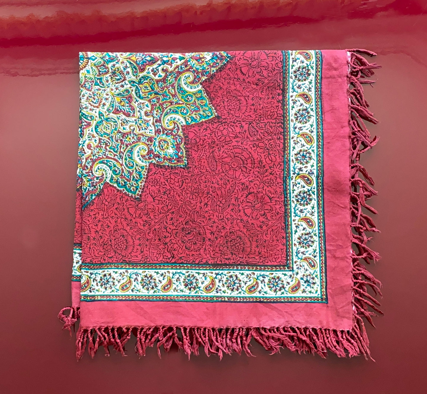 Termeh-Tischdecke (80 x 80 cm) – Ghalamkar Baumwolle | Boho Hausdekoration – Handbedruckt & Handgewebt – Rubinroter Zierstern