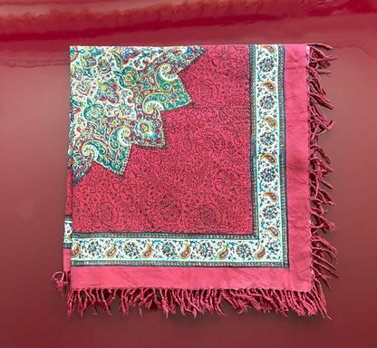 Termeh-Tischdecke (80 x 80 cm) – Ghalamkar Baumwolle | Boho Hausdekoration – Handbedruckt & Handgewebt – Rubinroter Zierstern