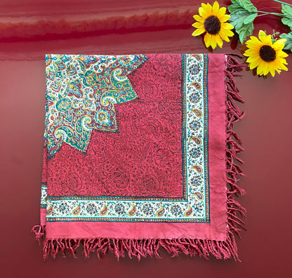 Termeh-Tischdecke (80 x 80 cm) – Ghalamkar Baumwolle | Boho Hausdekoration – Handbedruckt & Handgewebt – Rubinroter Zierstern