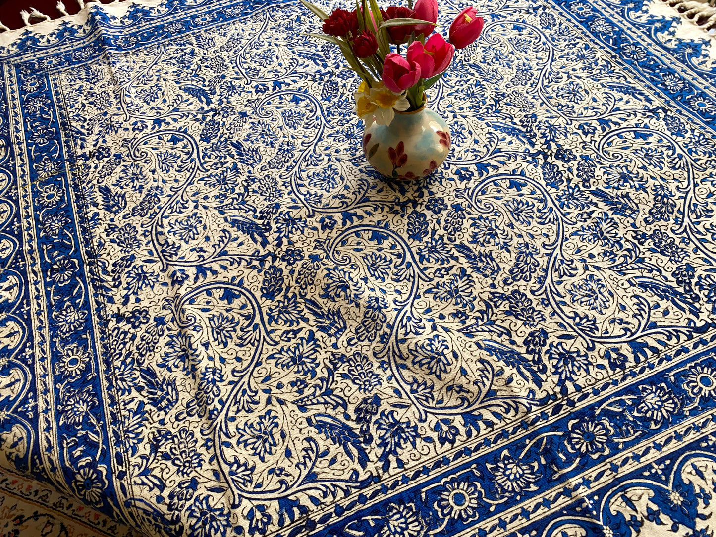 Termeh-Tischdecke (100 x 100 cm) – Ghalamkar Baumwolle | Boho Hausdekoration – Handbedruckt & Handgewebt – Blauer Blütenhauch