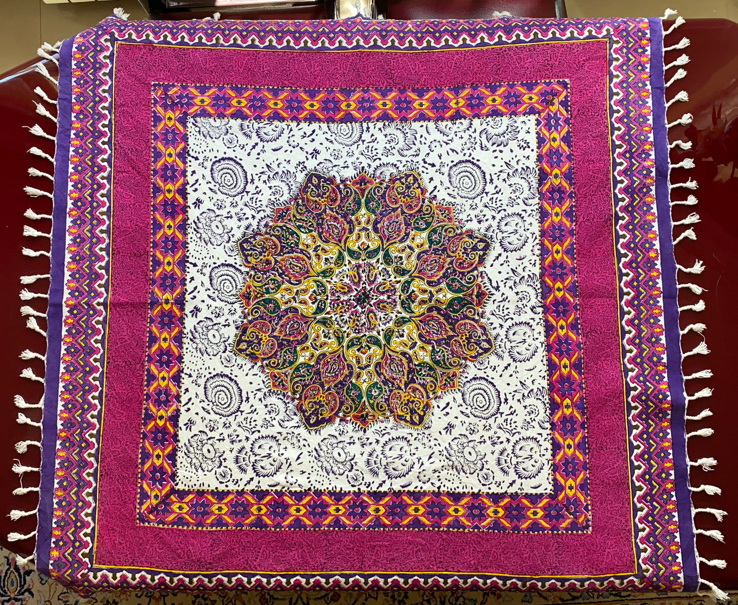 Termeh-Tischdecke (100 x 100 cm) – Ghalamkar Baumwolle | Boho Hausdekoration – Handbedruckt & Handgewebt – Blüten-Mandala in Pink & Violett