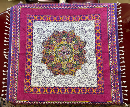 Termeh-Tischdecke (100 x 100 cm) – Ghalamkar Baumwolle | Boho Hausdekoration – Handbedruckt & Handgewebt – Blüten-Mandala in Pink & Violett