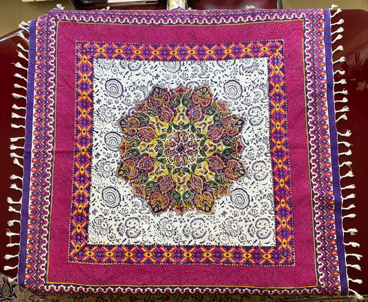 Termeh-Tischdecke (100 x 100 cm) – Ghalamkar Baumwolle | Boho Hausdekoration – Handbedruckt & Handgewebt – Blüten-Mandala in Pink & Violett