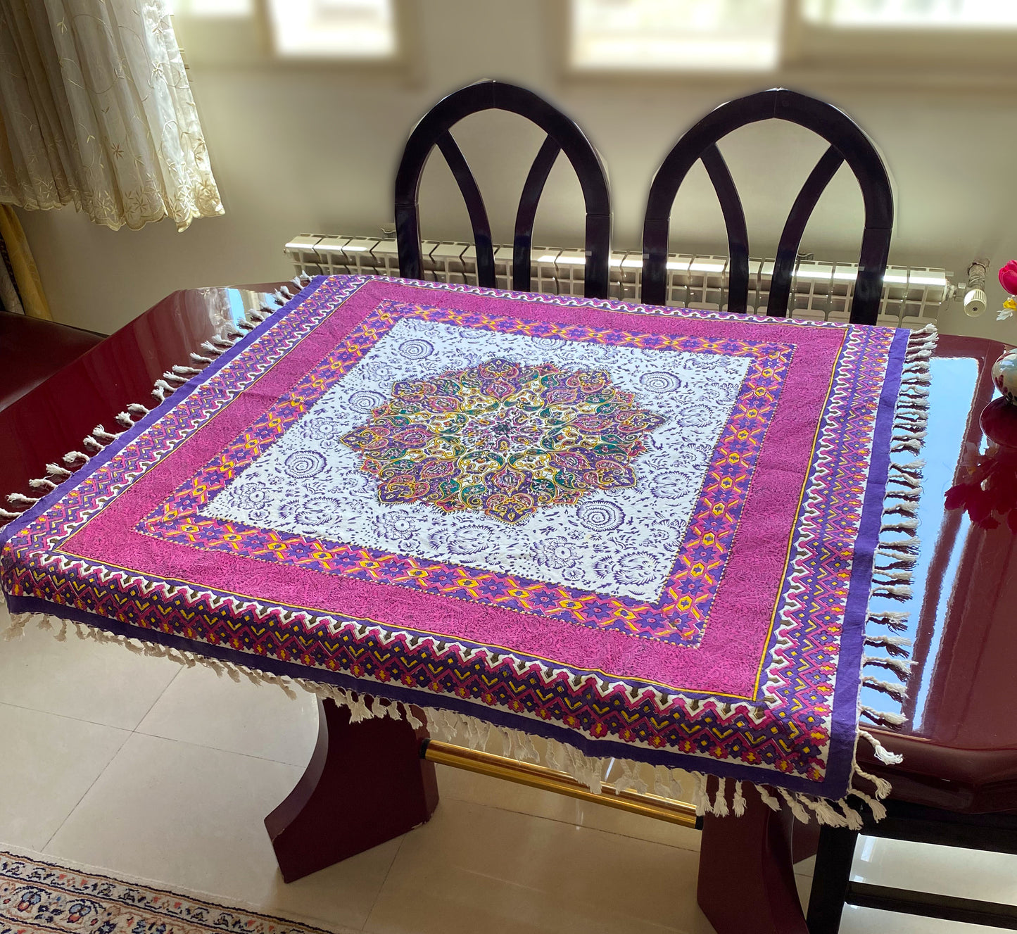 Termeh-Tischdecke (100 x 100 cm) – Ghalamkar Baumwolle | Boho Hausdekoration – Handbedruckt & Handgewebt – Blüten-Mandala in Pink & Violett