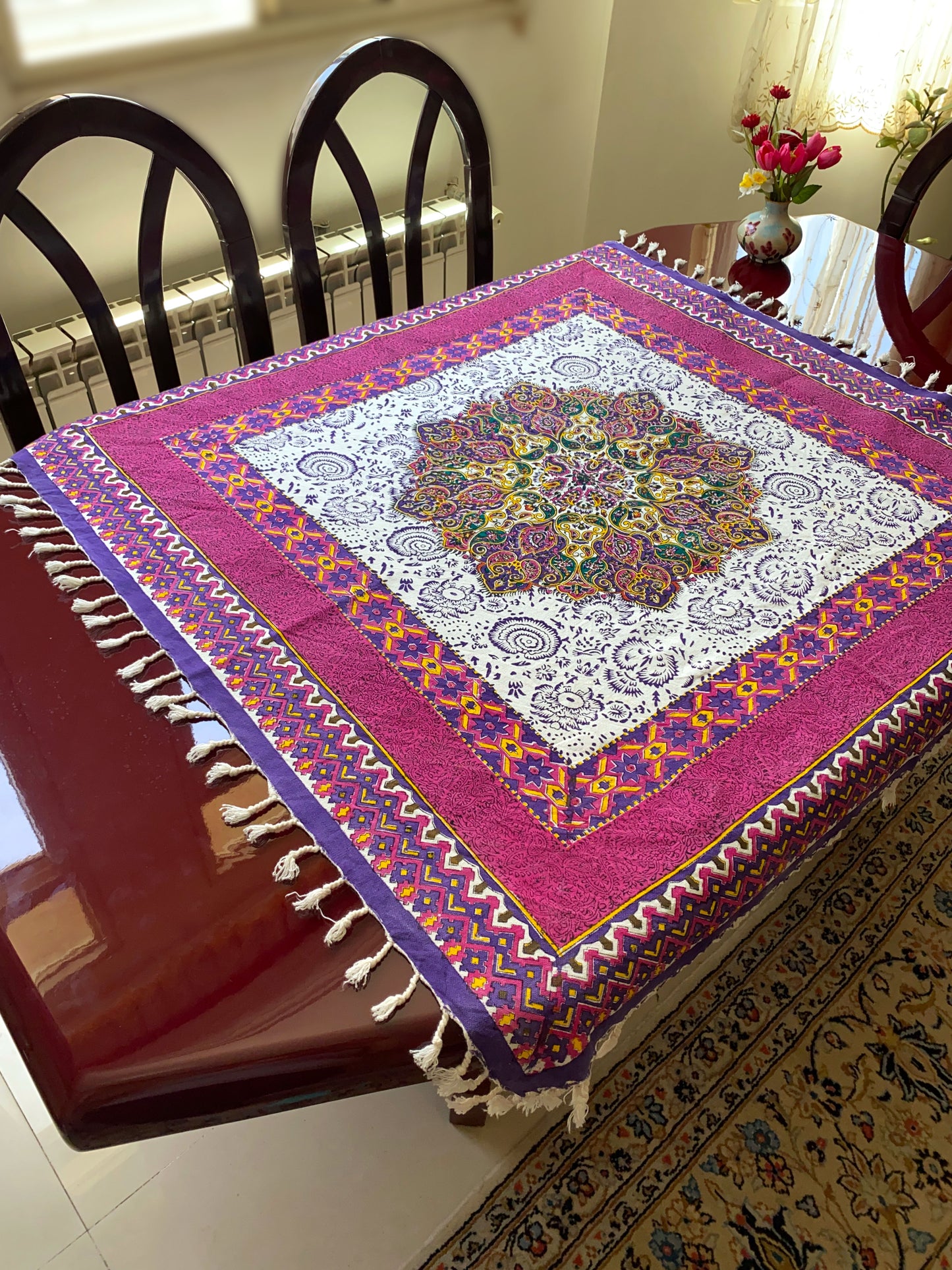 Termeh-Tischdecke (100 x 100 cm) – Ghalamkar Baumwolle | Boho Hausdekoration – Handbedruckt & Handgewebt – Blüten-Mandala in Pink & Violett