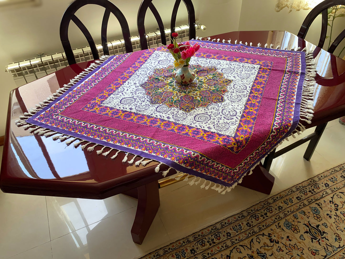 Termeh-Tischdecke (100 x 100 cm) – Ghalamkar Baumwolle | Boho Hausdekoration – Handbedruckt & Handgewebt – Blüten-Mandala in Pink & Violett