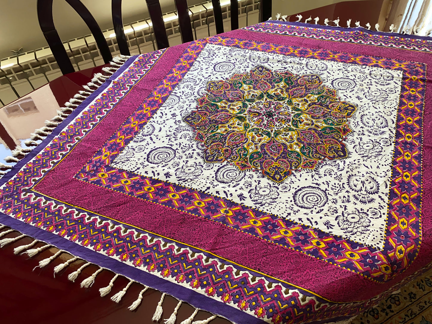 Termeh-Tischdecke (100 x 100 cm) – Ghalamkar Baumwolle | Boho Hausdekoration – Handbedruckt & Handgewebt – Blüten-Mandala in Pink & Violett