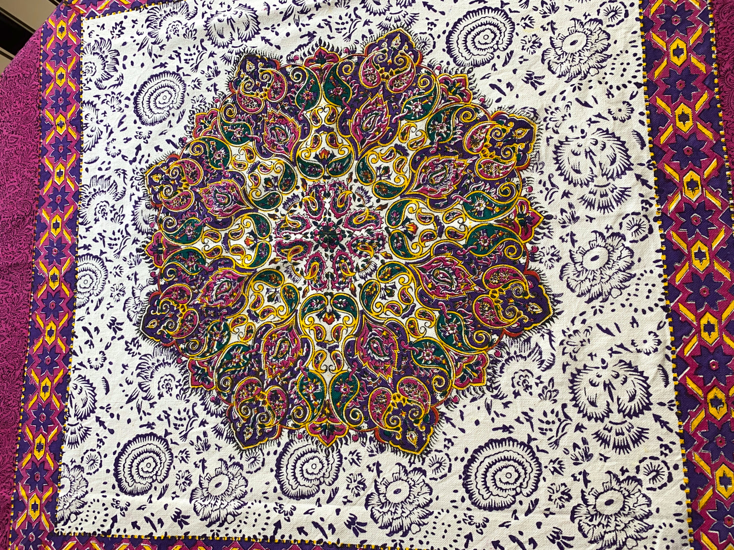 Termeh-Tischdecke (100 x 100 cm) – Ghalamkar Baumwolle | Boho Hausdekoration – Handbedruckt & Handgewebt – Blüten-Mandala in Pink & Violett