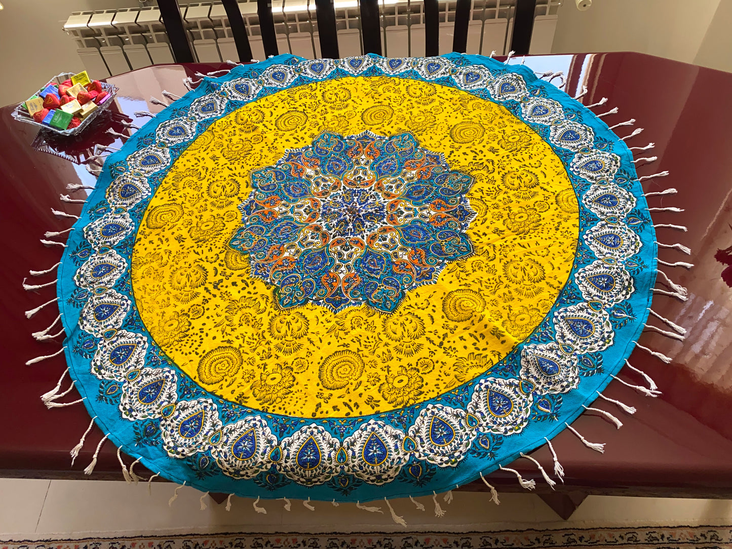 Rund-Tischdecke (100 x 100 cm) – Ghalamkar Baumwolle | Boho Hausdekoration – Sonnengelb & Türkis mit Mandala-Muster