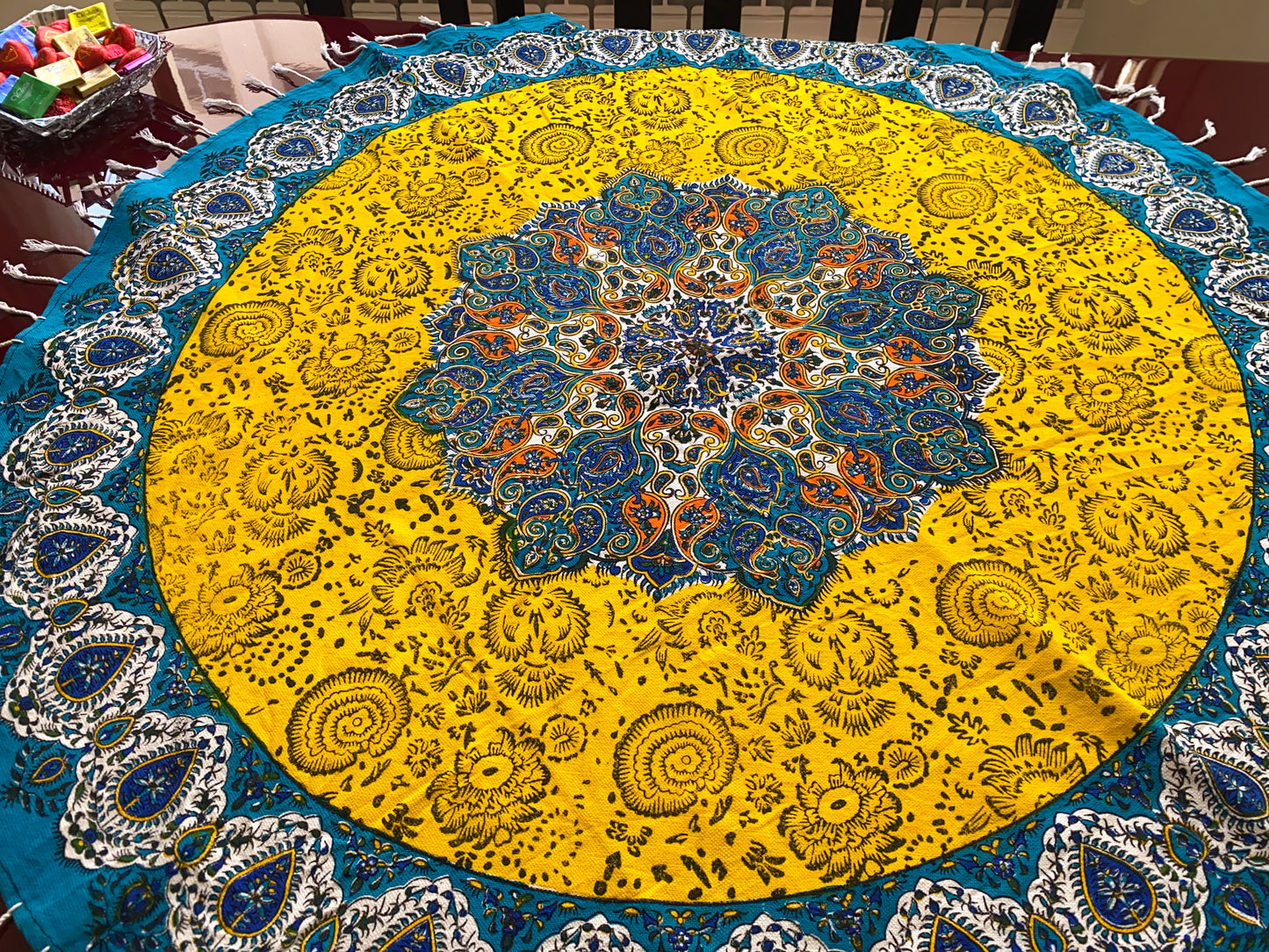 Rund-Tischdecke (100 x 100 cm) – Ghalamkar Baumwolle | Boho Hausdekoration – Sonnengelb & Türkis mit Mandala-Muster