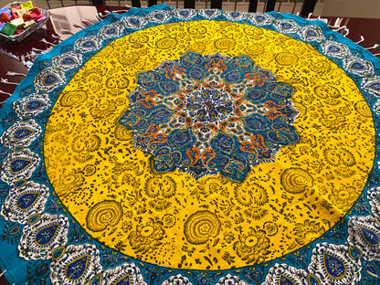 Rund-Tischdecke (100 x 100 cm) – Ghalamkar Baumwolle | Boho Hausdekoration – Sonnengelb & Türkis mit Mandala-Muster