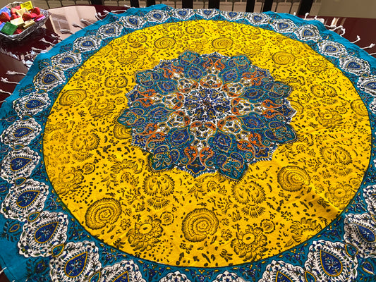 Rund-Tischdecke (100 x 100 cm) – Ghalamkar Baumwolle | Boho Hausdekoration – Sonnengelb & Türkis mit Mandala-Muster
