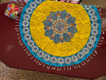 Rund-Tischdecke (100 x 100 cm) – Ghalamkar Baumwolle | Boho Hausdekoration – Sonnengelb & Türkis mit Mandala-Muster