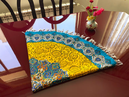 Rund-Tischdecke (100 x 100 cm) – Ghalamkar Baumwolle | Boho Hausdekoration – Sonnengelb & Türkis mit Mandala-Muster