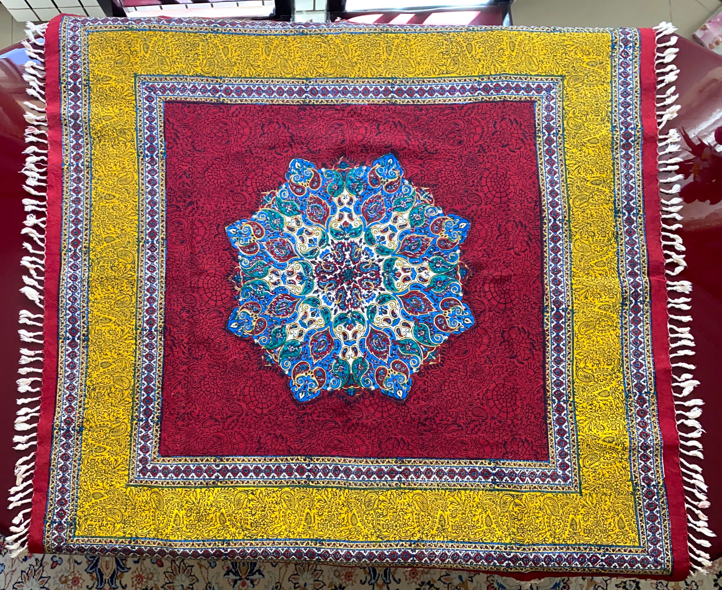 Termeh-Tischdecke (100 x 100 cm) – Ghalamkar Baumwolle | Orientale Boho-Deko – Rubinrot & Goldgelb mit Mandala-Zentrum