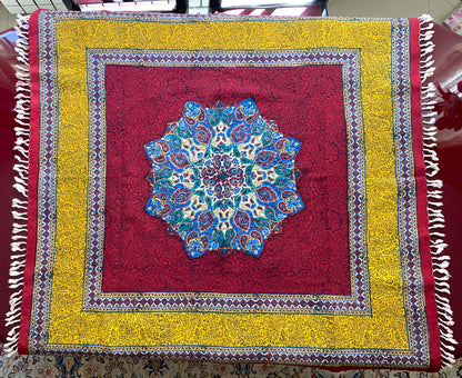 Termeh-Tischdecke (100 x 100 cm) – Ghalamkar Baumwolle | Orientale Boho-Deko – Rubinrot & Goldgelb mit Mandala-Zentrum
