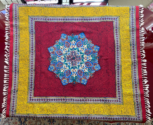 Termeh-Tischdecke (100 x 100 cm) – Ghalamkar Baumwolle | Orientale Boho-Deko – Rubinrot & Goldgelb mit Mandala-Zentrum