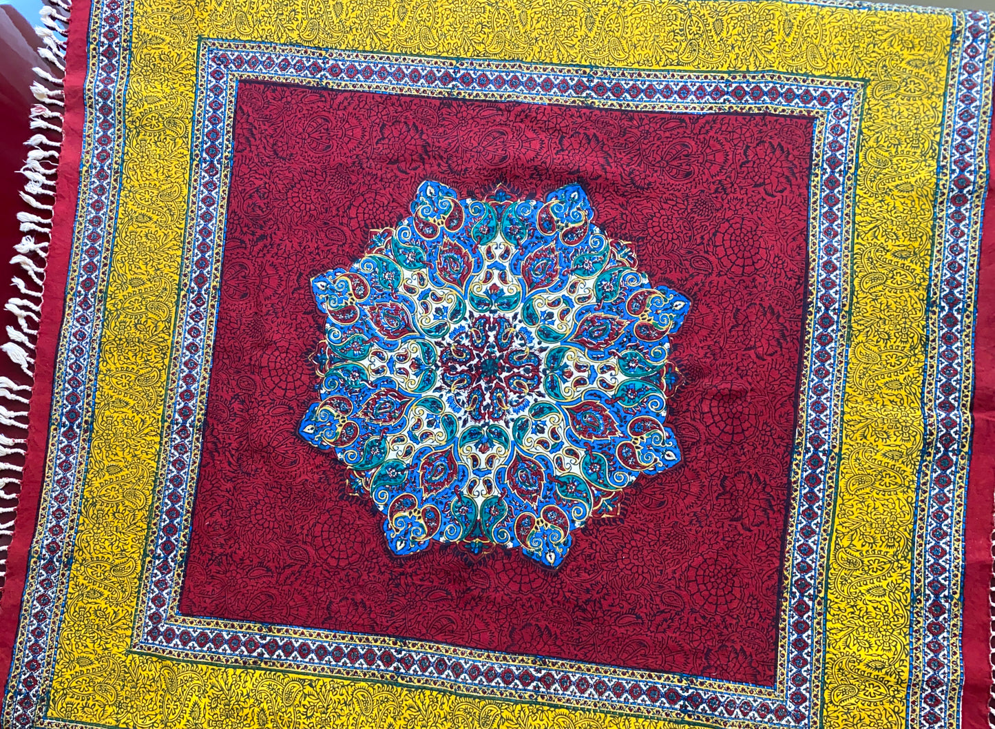 Termeh-Tischdecke (100 x 100 cm) – Ghalamkar Baumwolle | Orientale Boho-Deko – Rubinrot & Goldgelb mit Mandala-Zentrum