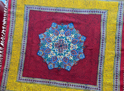 Termeh-Tischdecke (100 x 100 cm) – Ghalamkar Baumwolle | Orientale Boho-Deko – Rubinrot & Goldgelb mit Mandala-Zentrum